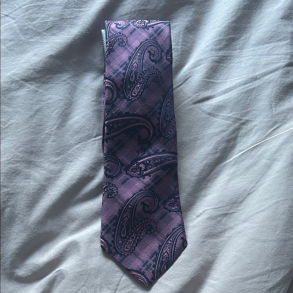 Elegant Paisley Tie in Rich Purple